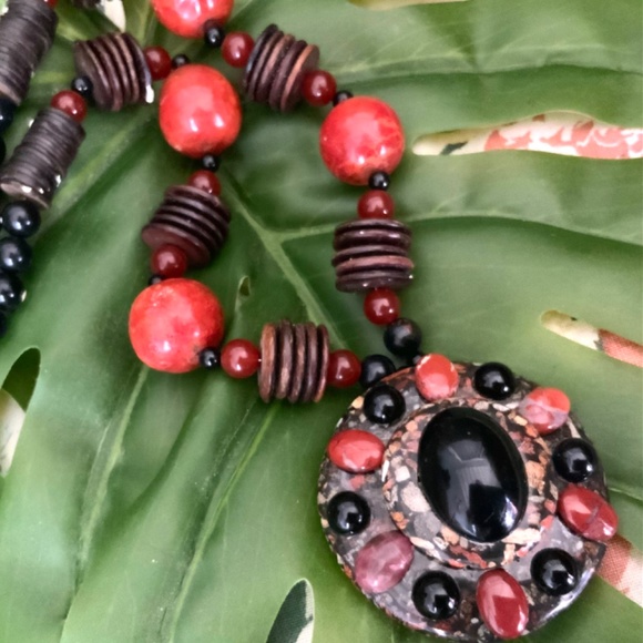 HANDMADE VINTAGE PENDANT STATEMENT NECKLACE TRIBAL STONE DISC ⭐️BEADED NEW COND - Picture 7 of 11